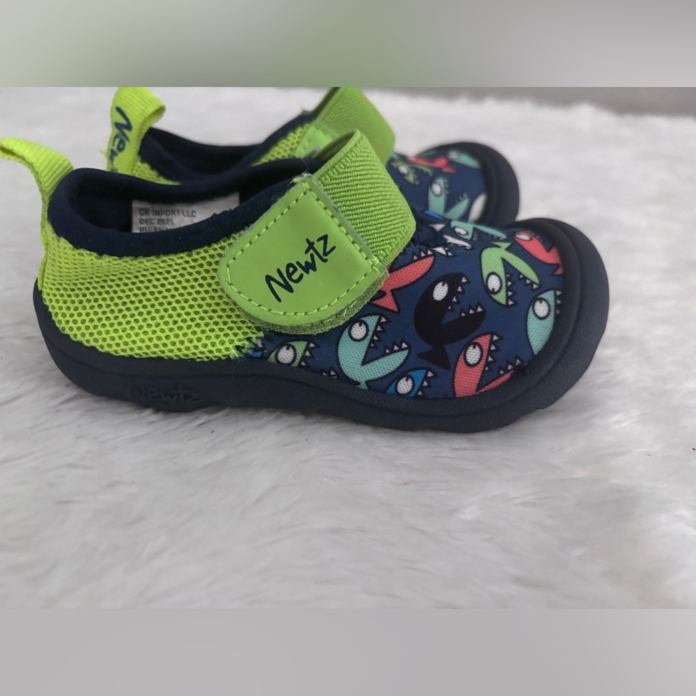 Newtz Toddler Neon Green & Navy Shark Print Water Shoes size 5/6